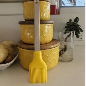 Le Creuset Yellow Silicone Basting Brush Wood Handle BBQ Kitchen NWT